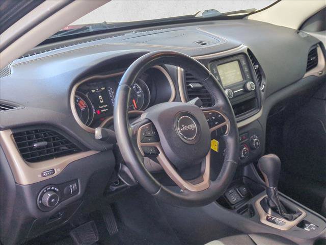 Used 2018 Jeep Cherokee Latitude w/ Altitude Package FWD image 10
