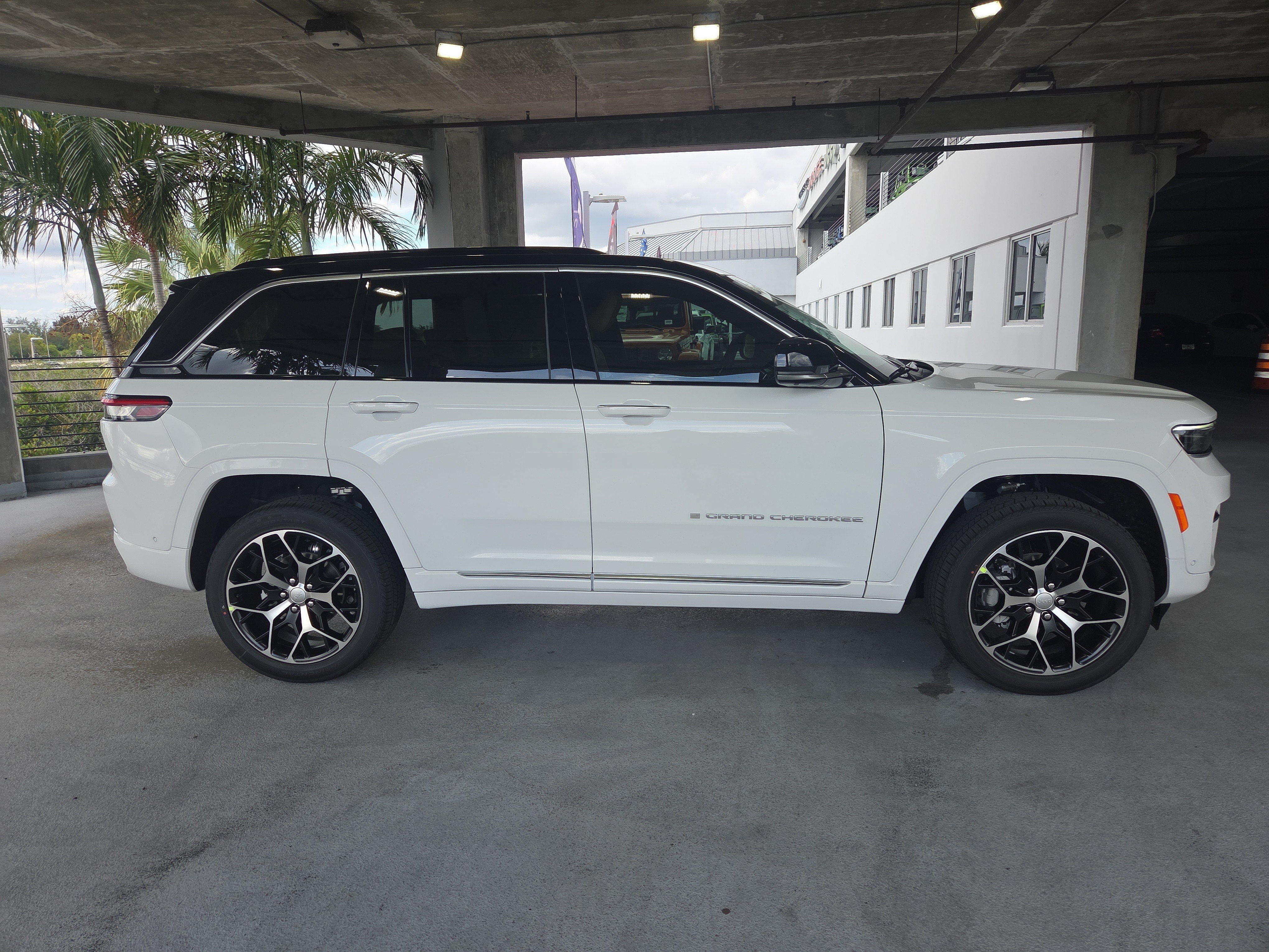 New 2025 Jeep Grand Cherokee Summit AWD/4WD image 4