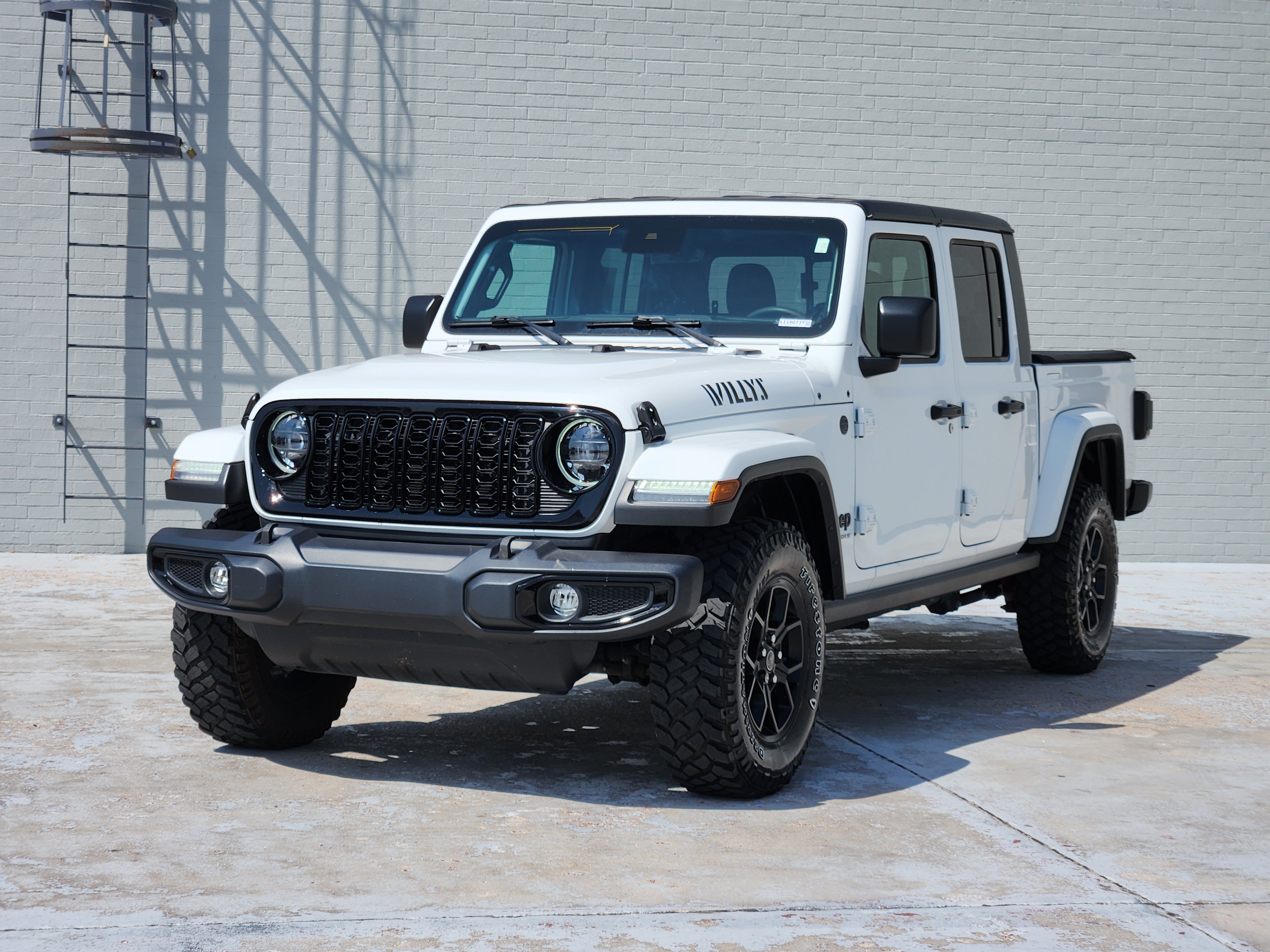 Used 2024 Jeep Gladiator Sport AWD/4WD image 4