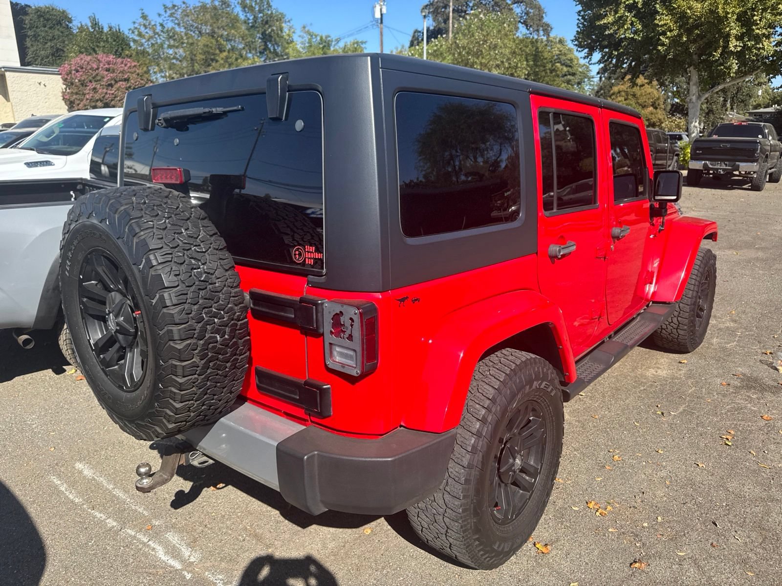Used 2015 Jeep Wrangler Unlimited Sahara w/ Connectivity Group AWD/4WD image 3