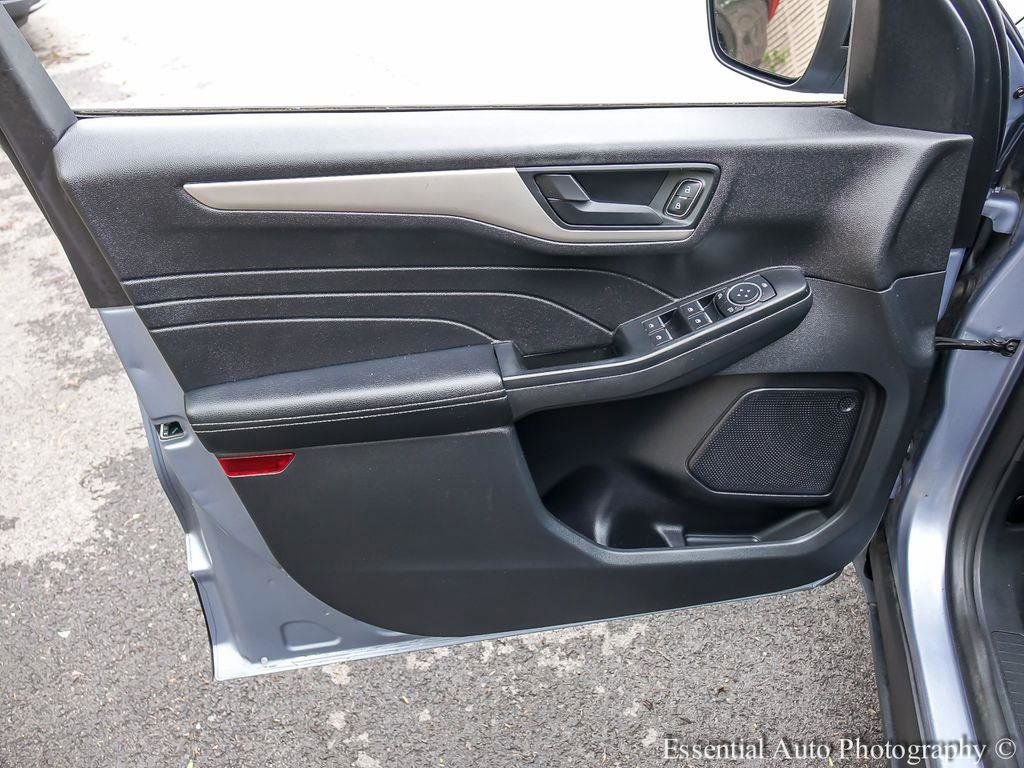 Used 2022 Ford Escape SE w/ SE Sport Appearance Package FWD image 21