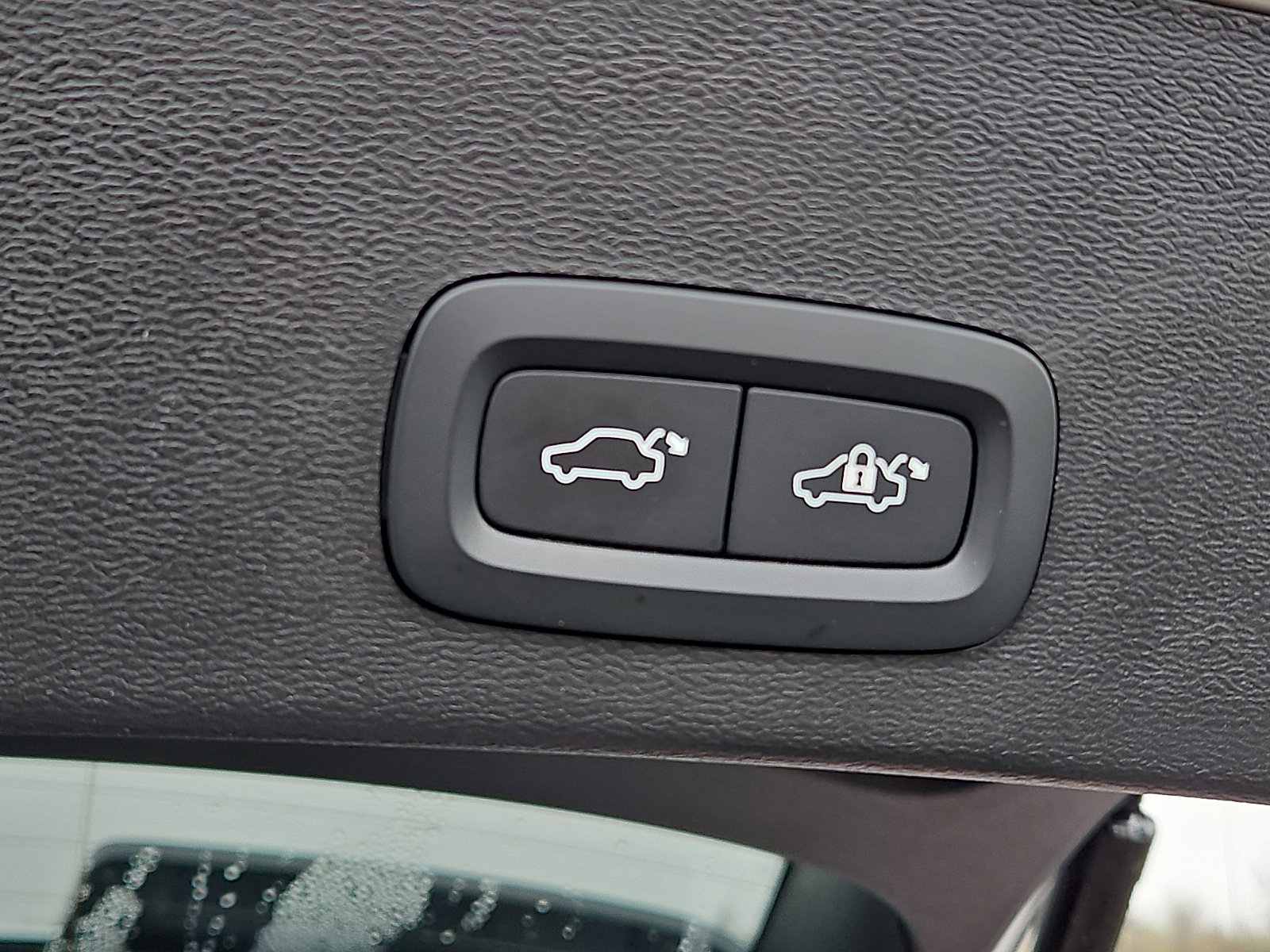 Certified 2023 Volvo XC40 B5 Ultimate w/ Protection Package Premier image 30