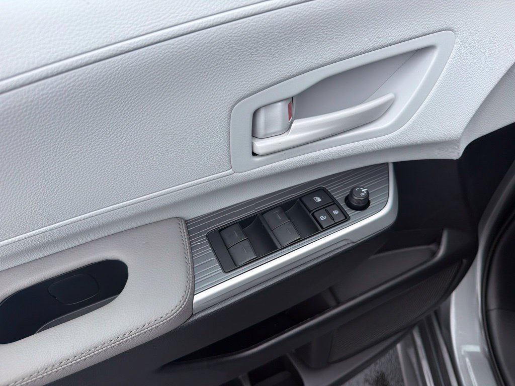 New 2026 Toyota Sienna LE FWD image 18