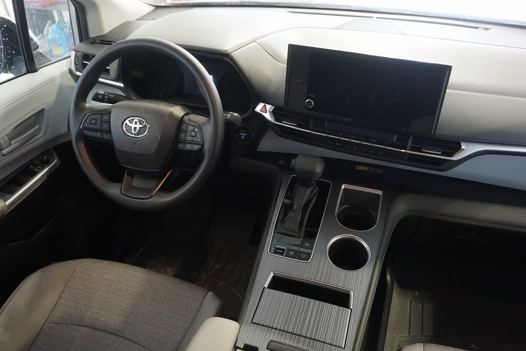 Used 2025 Toyota Sienna LE image 24