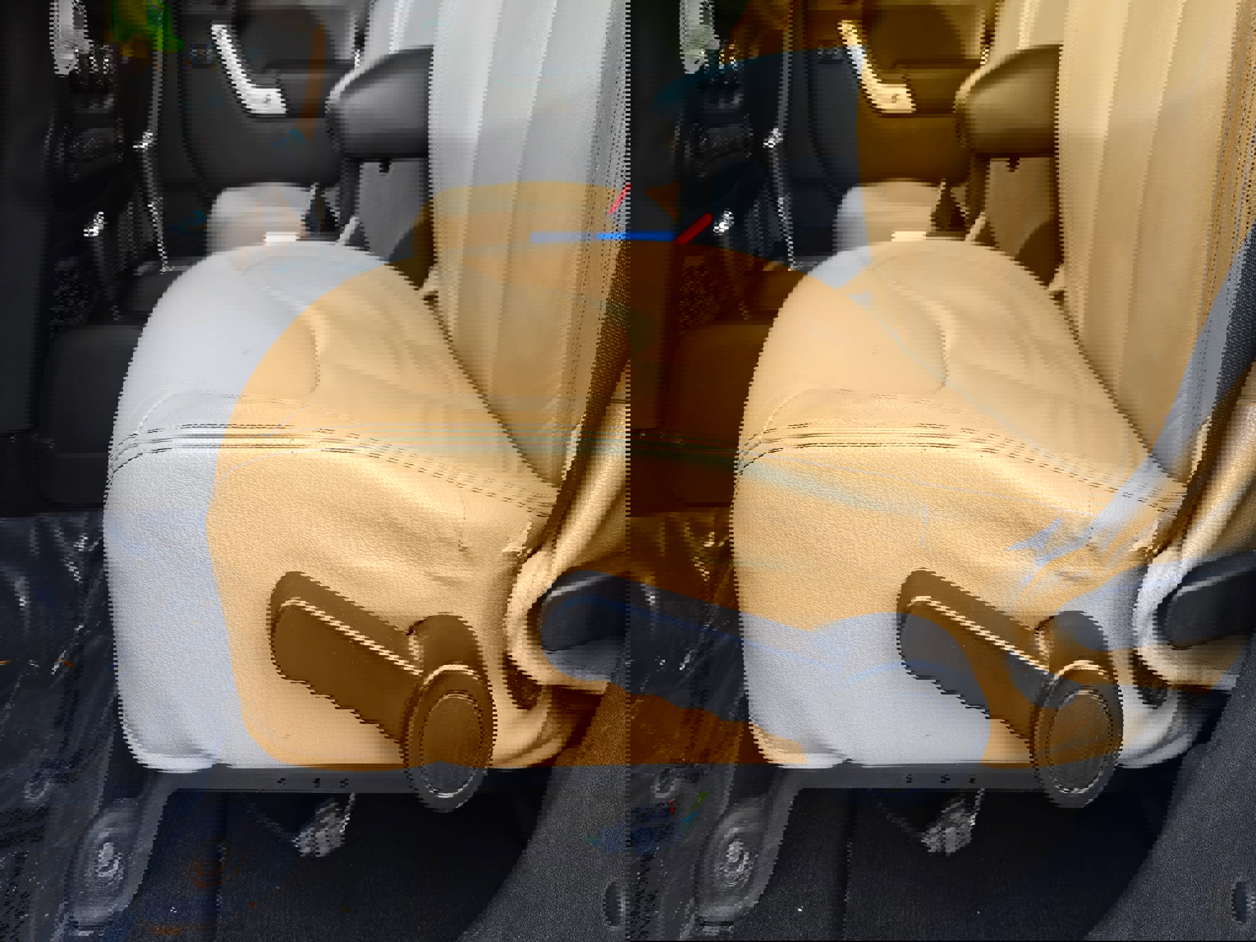 Used 2015 Jeep Wrangler Unlimited Sahara w/ Connectivity Group image 30