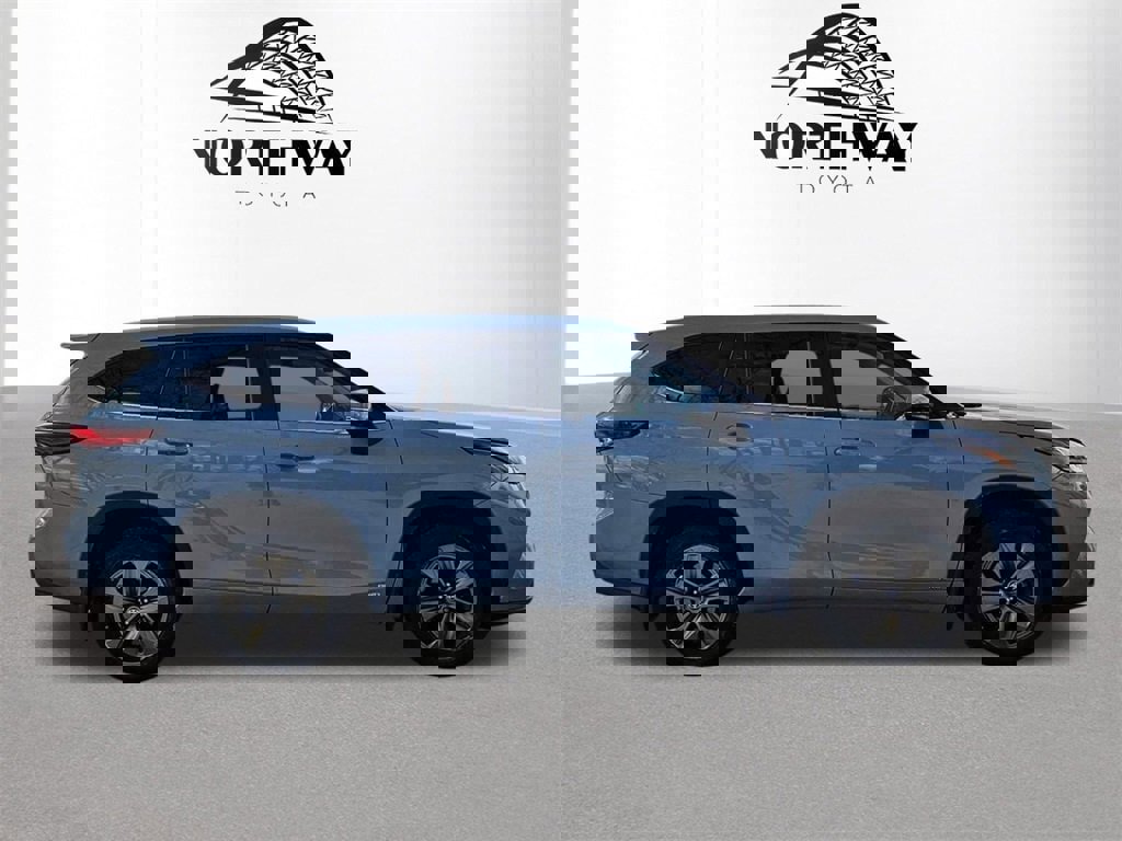 Certified 2023 Toyota Highlander Bronze Edition image 3