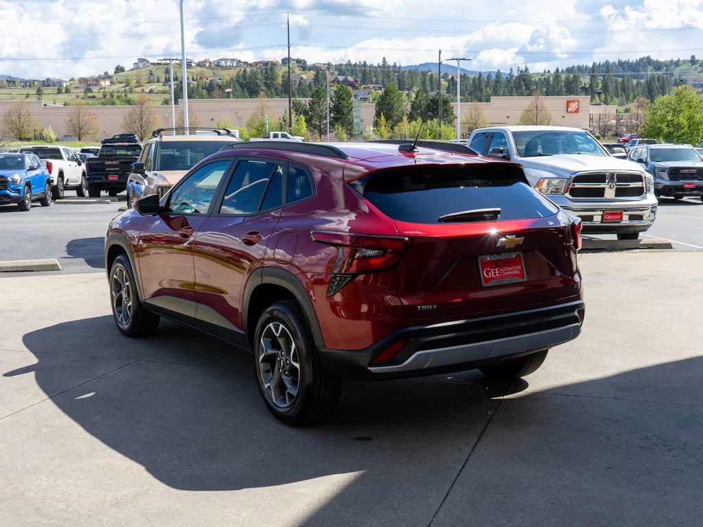 Used 2025 Chevrolet Trax LT FWD image 5
