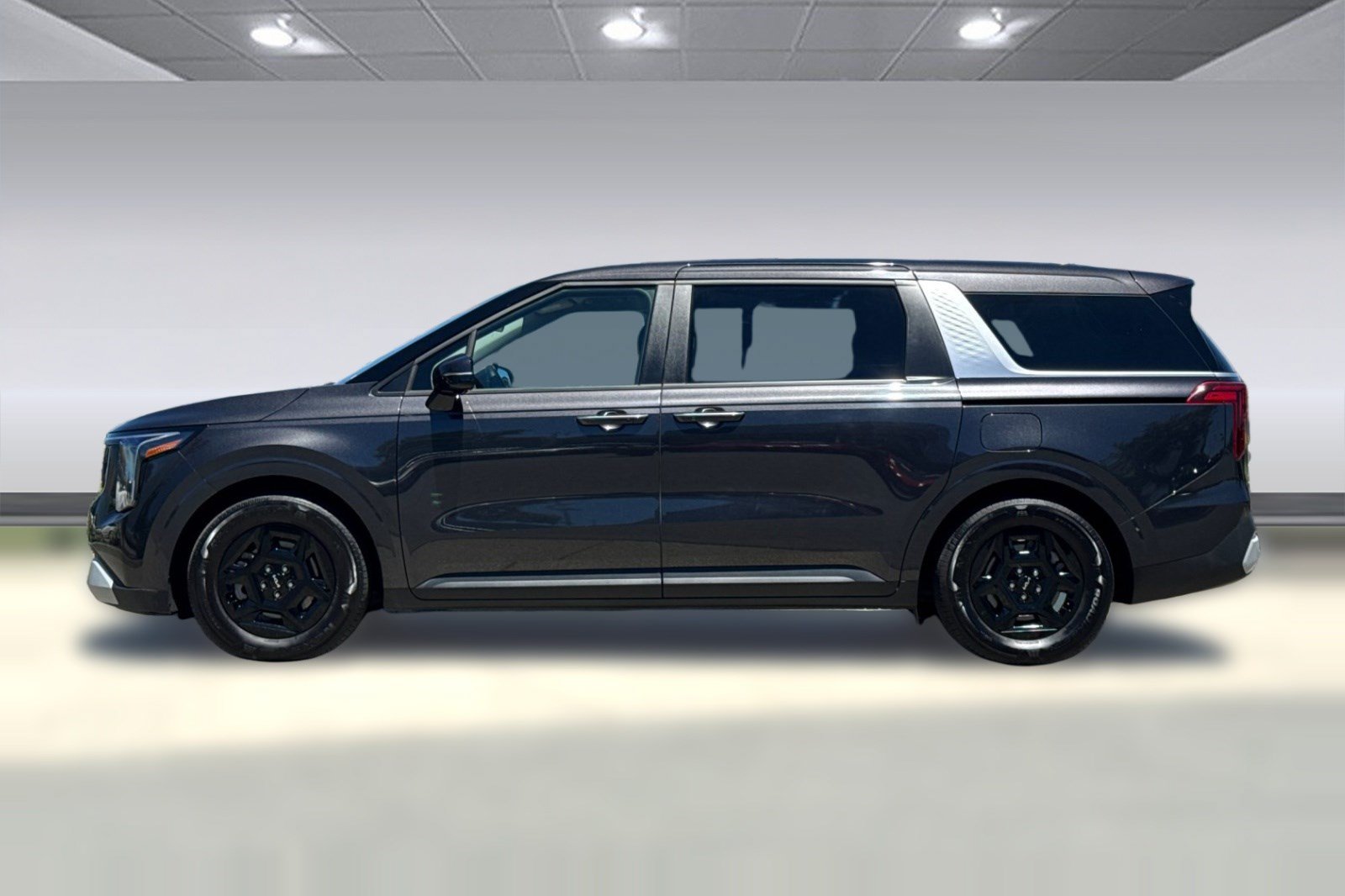 Used 2026 Kia Carnival FWD image 2