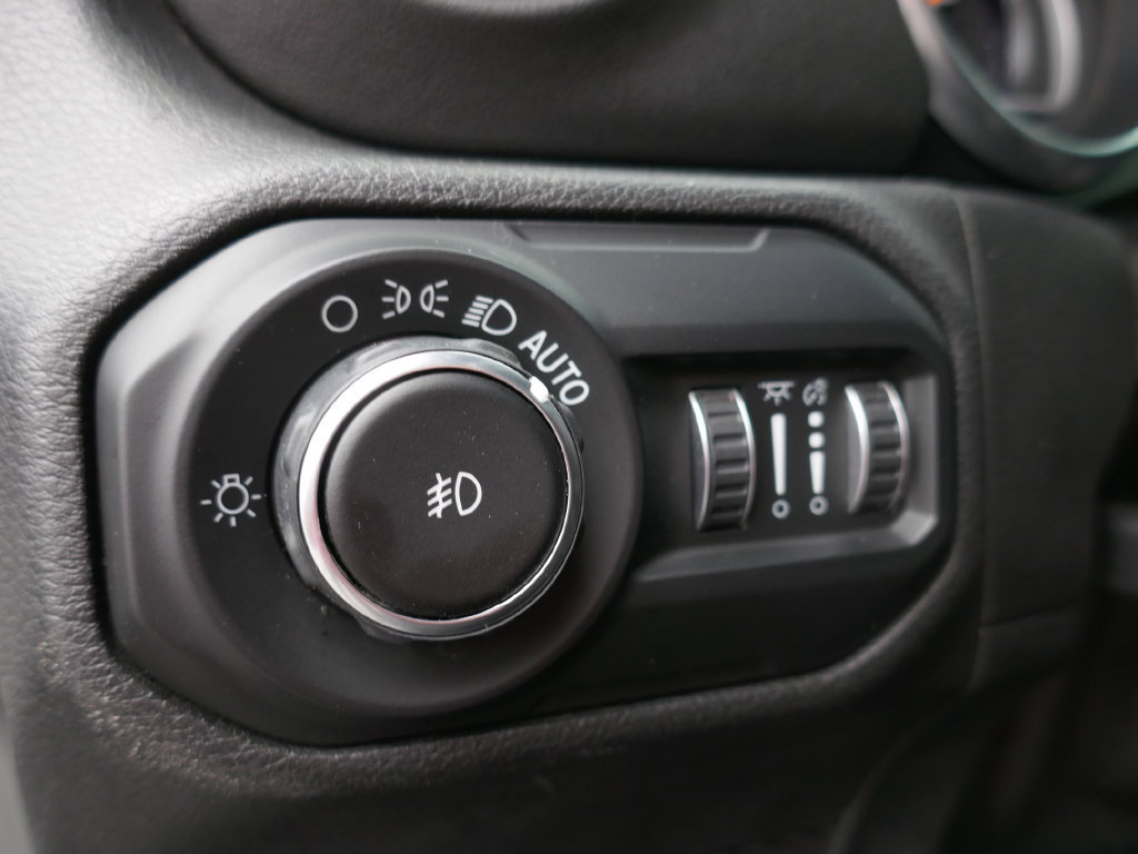 Used 2020 Jeep Wrangler Unlimited Sahara AWD/4WD image 25
