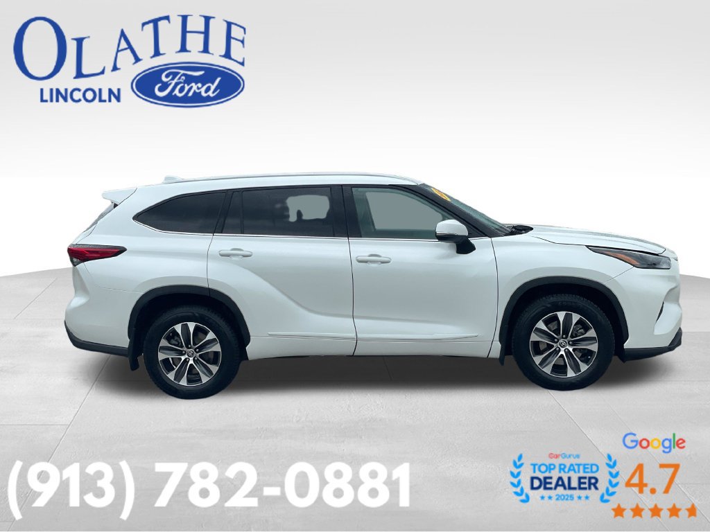 Used 2022 Toyota Highlander XLE AWD/4WD image 6