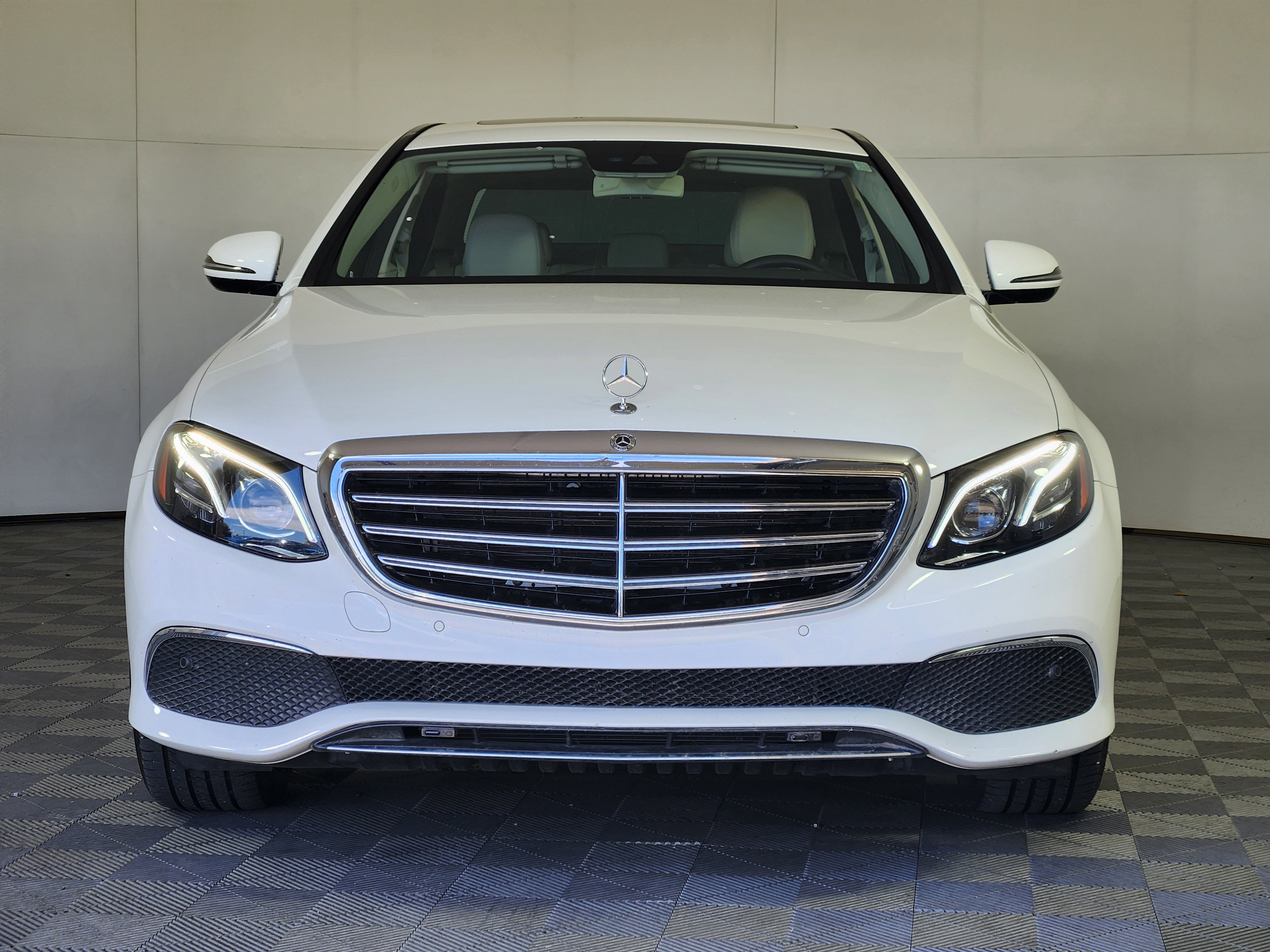 Used 2018 Mercedes-Benz E 300 4MATIC image 2