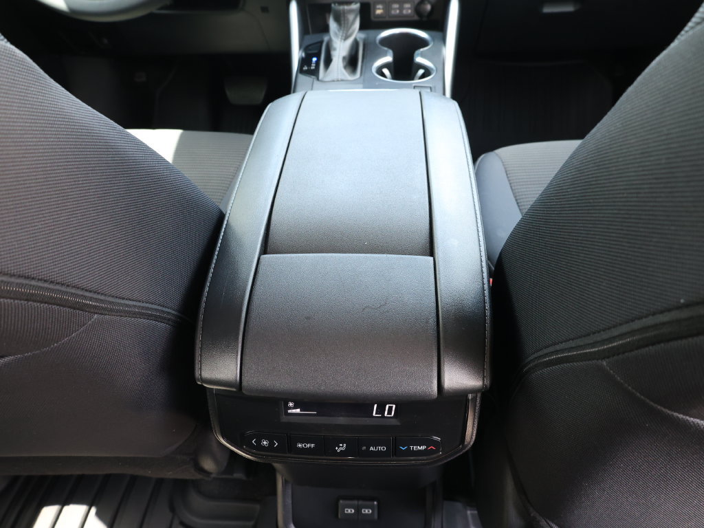 Used 2024 Toyota Highlander LE FWD image 25