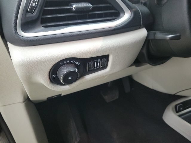 Used 2023 Chrysler Pacifica Touring-L FWD image 21