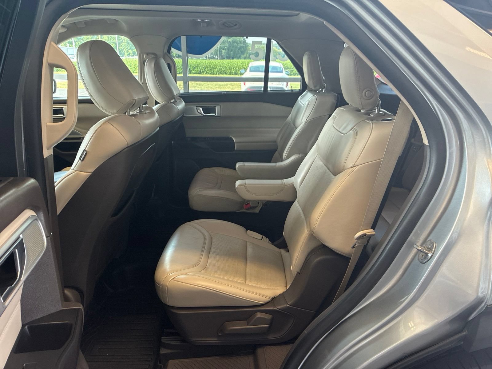 Used 2020 Ford Explorer Platinum w/ Premium Technology Package AWD/4WD image 13