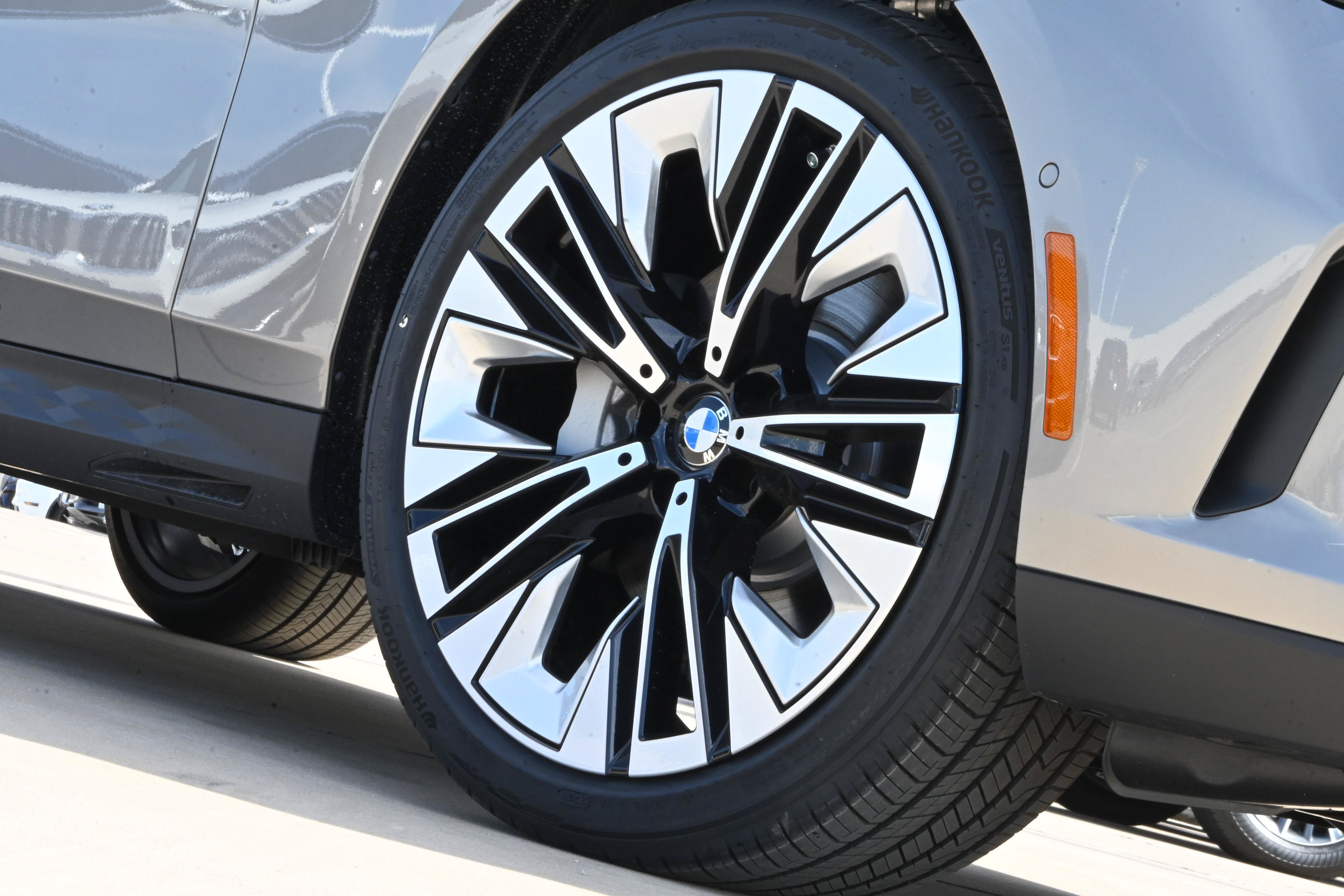 Used 2026 BMW 530i w/ Premium Package RWD image 8