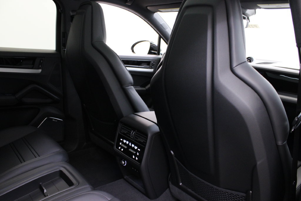 Used 2025 Porsche Cayenne S AWD/4WD image 28