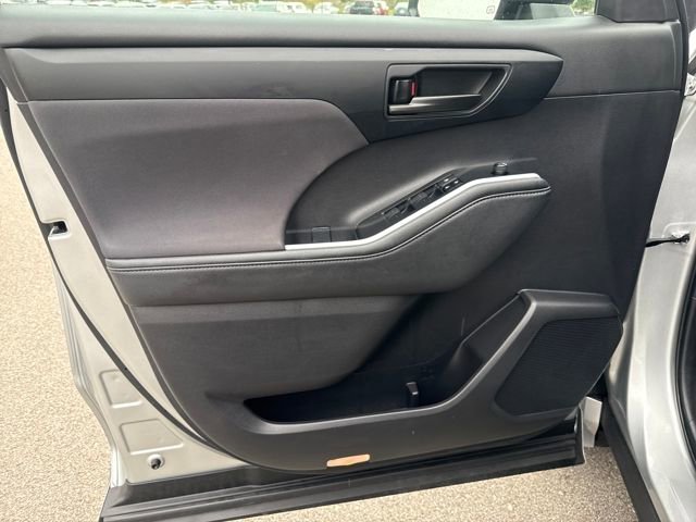 Used 2024 Toyota Highlander LE image 9