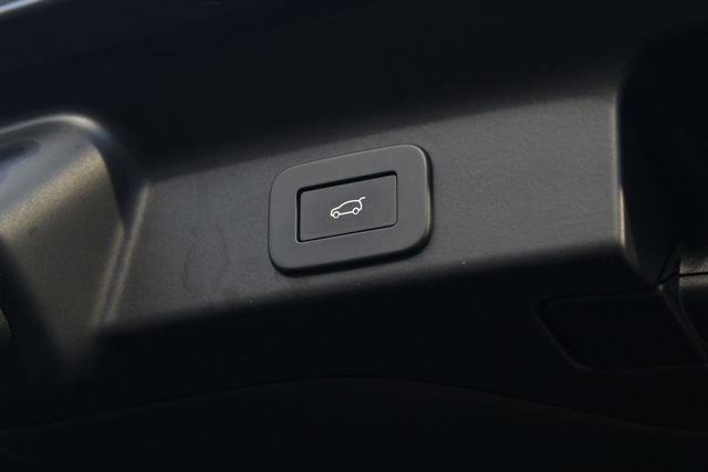 Used 2023 Jaguar F-PACE SVR image 12