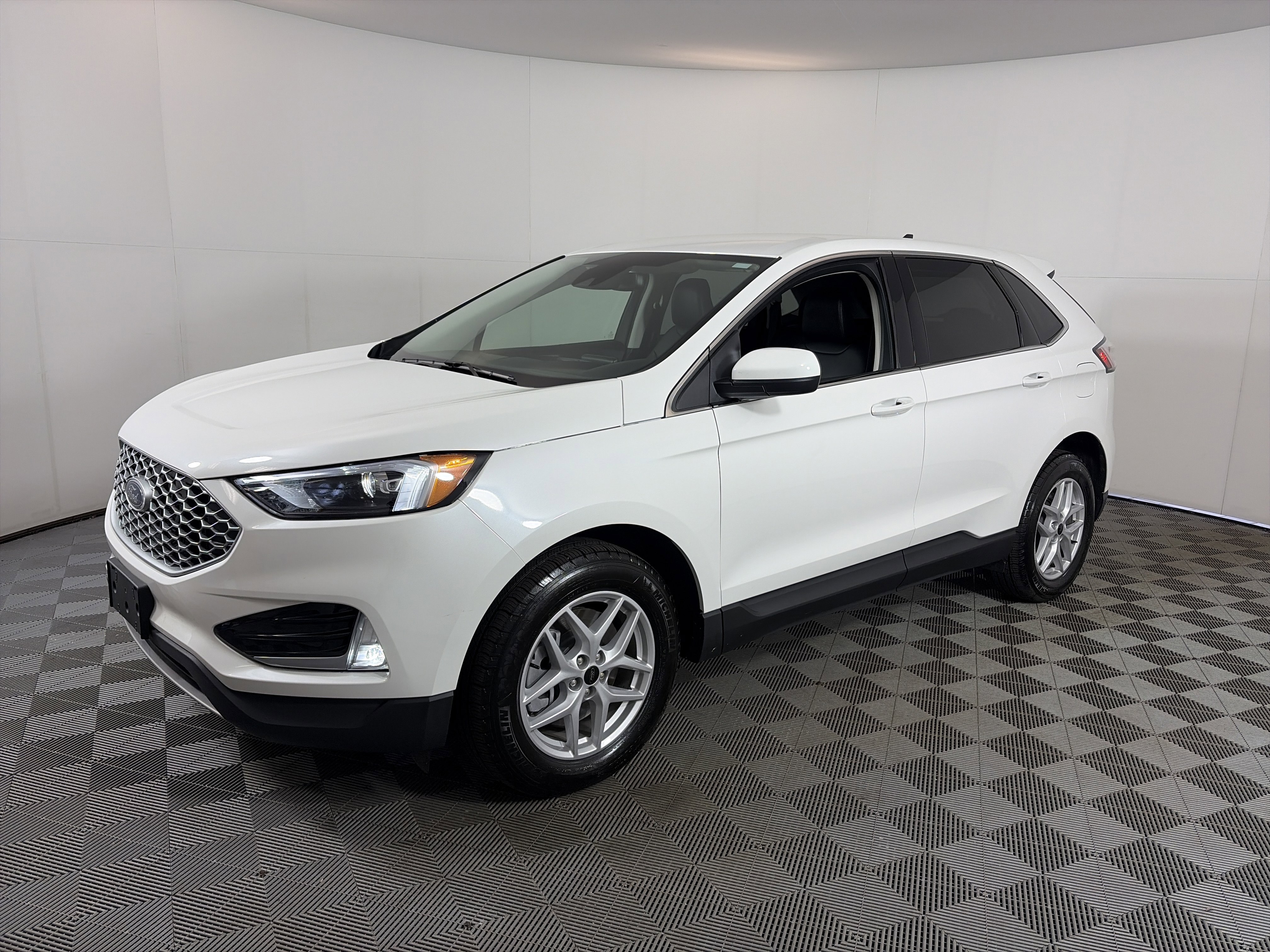 Used 2023 Ford Edge SEL image 3