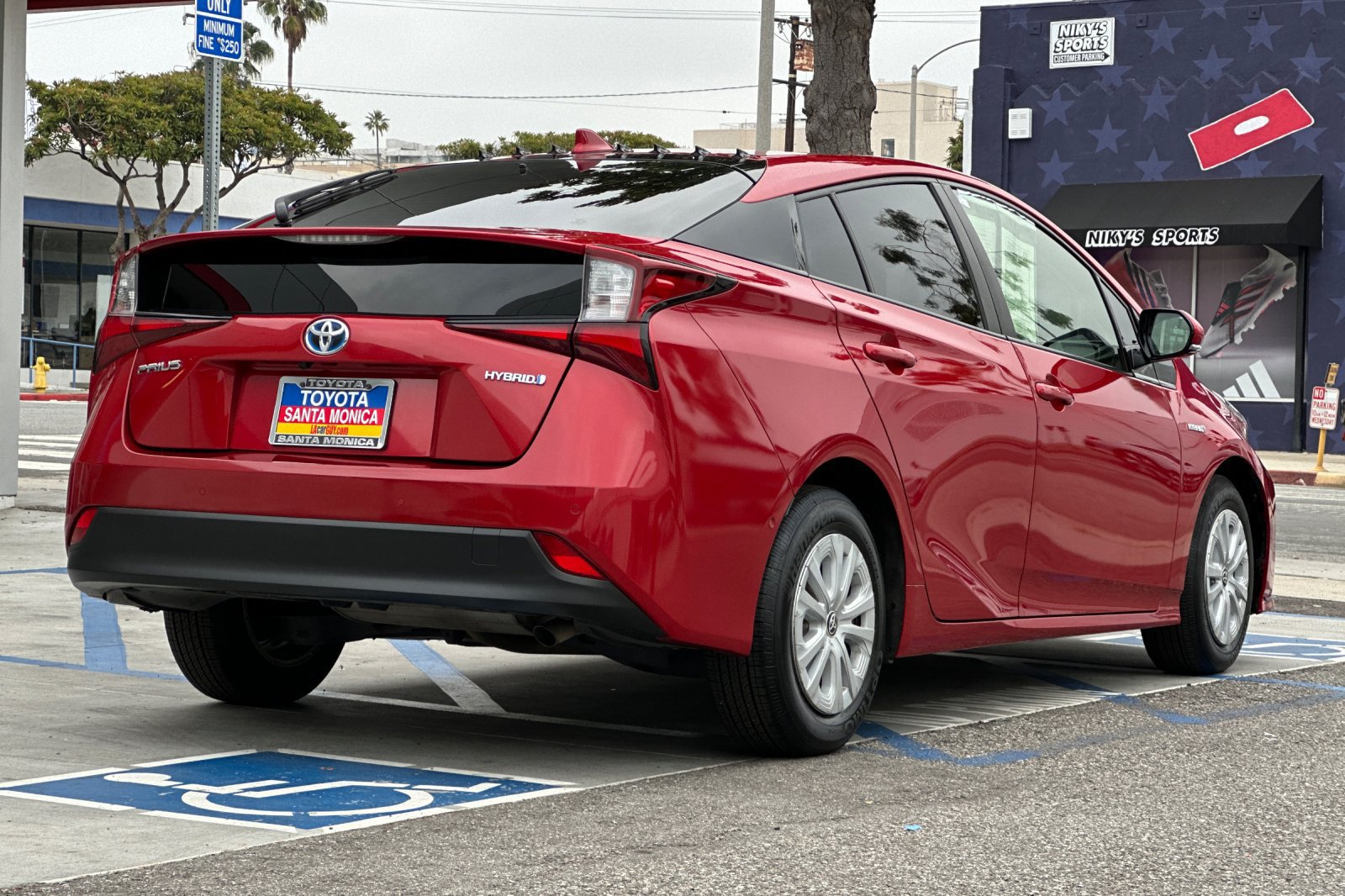 Used 2019 Toyota Prius LE w/ Carpet Mat Package FWD image 4