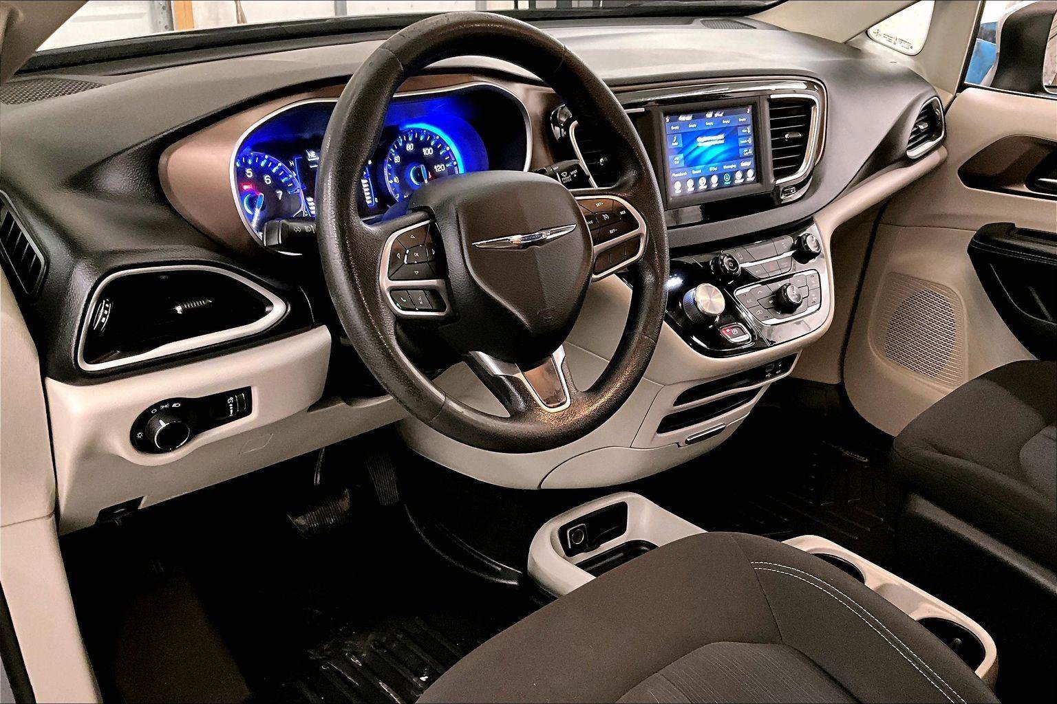 Used 2020 Chrysler Voyager L image 12