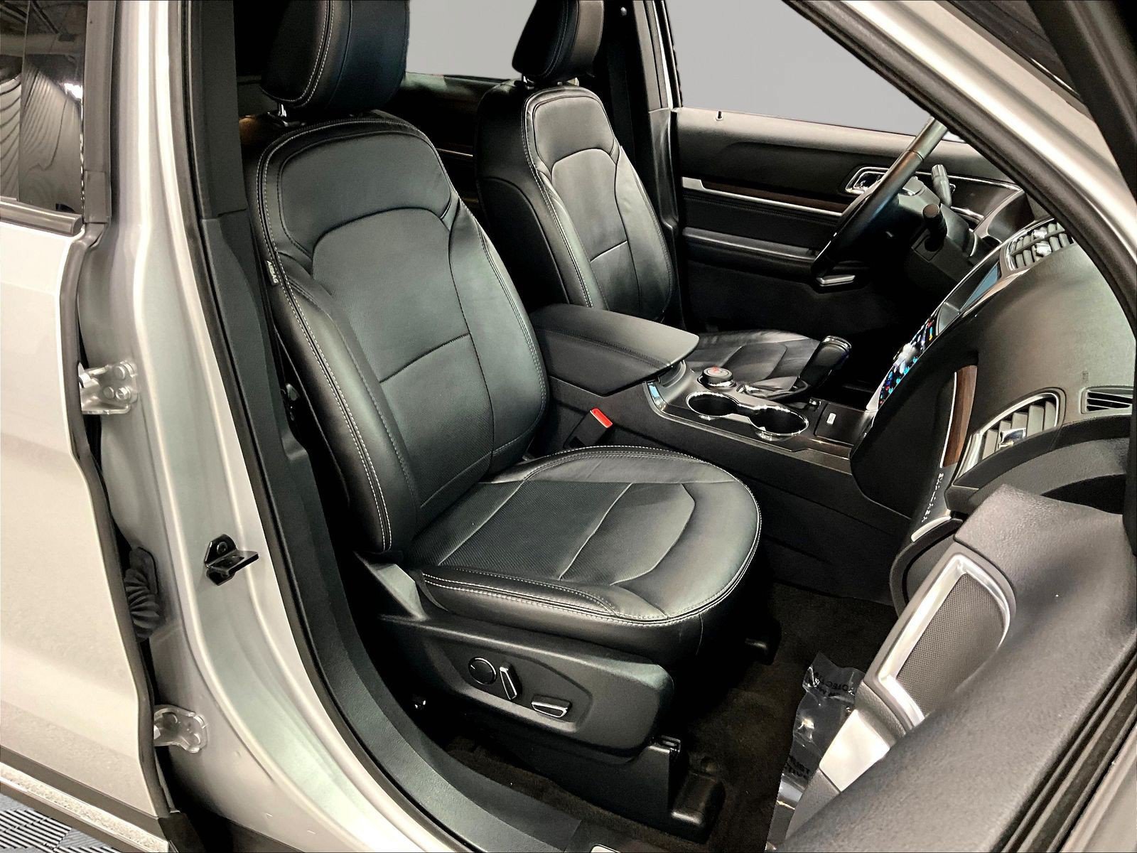 Used 2018 Ford Explorer Limited AWD/4WD image 29