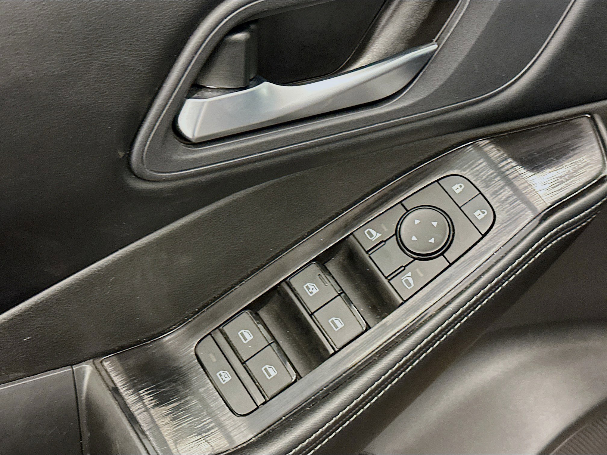 Used 2025 Nissan Rogue SV image 15