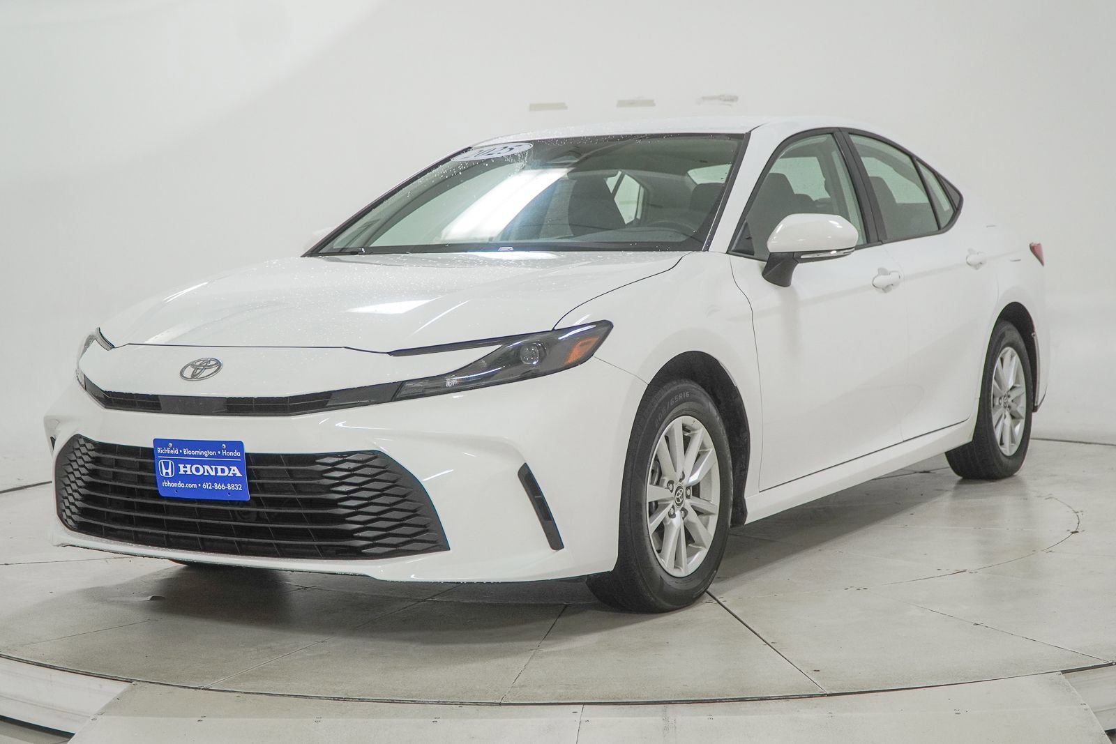 Used 2025 Toyota Camry LE AWD/4WD image 4