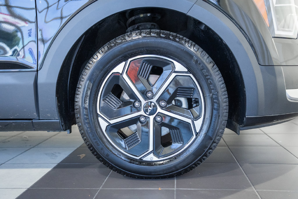 Used 2024 Kia Niro LX FWD image 7