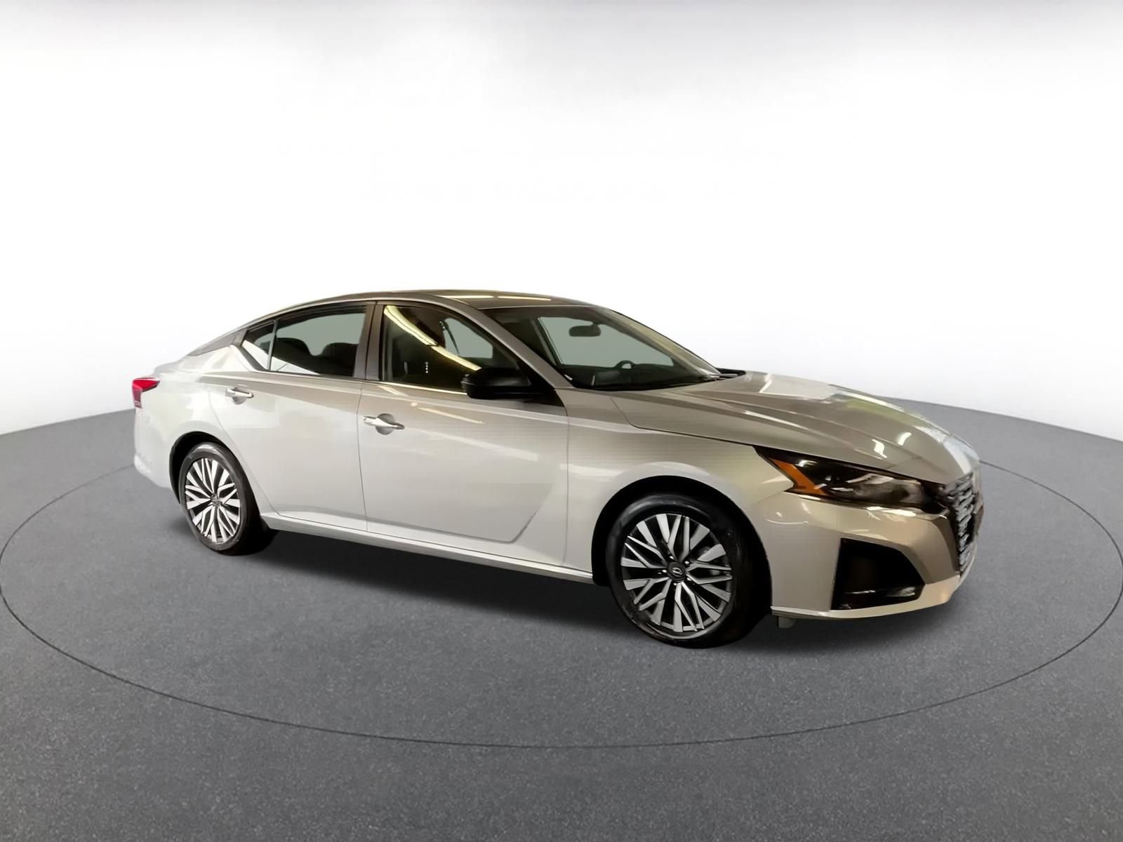 Used 2024 Nissan Altima 2.5 SV image 2