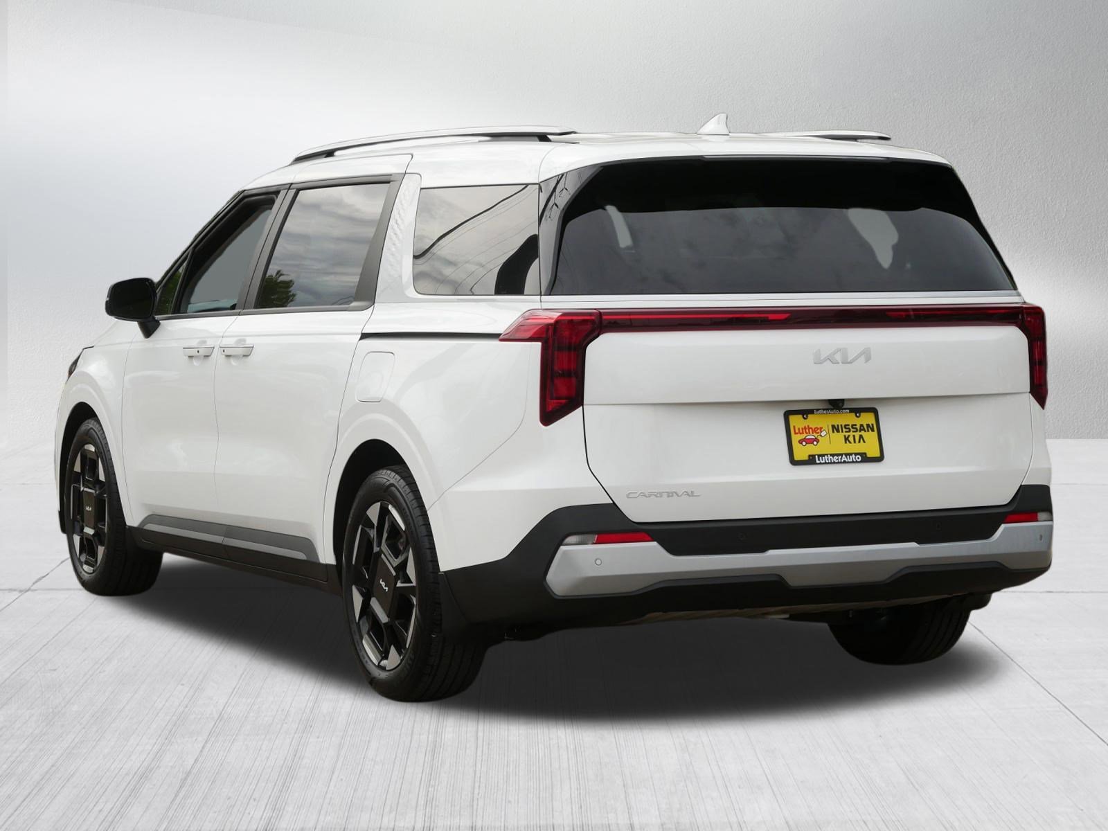 Used 2025 Kia Carnival EX FWD image 5
