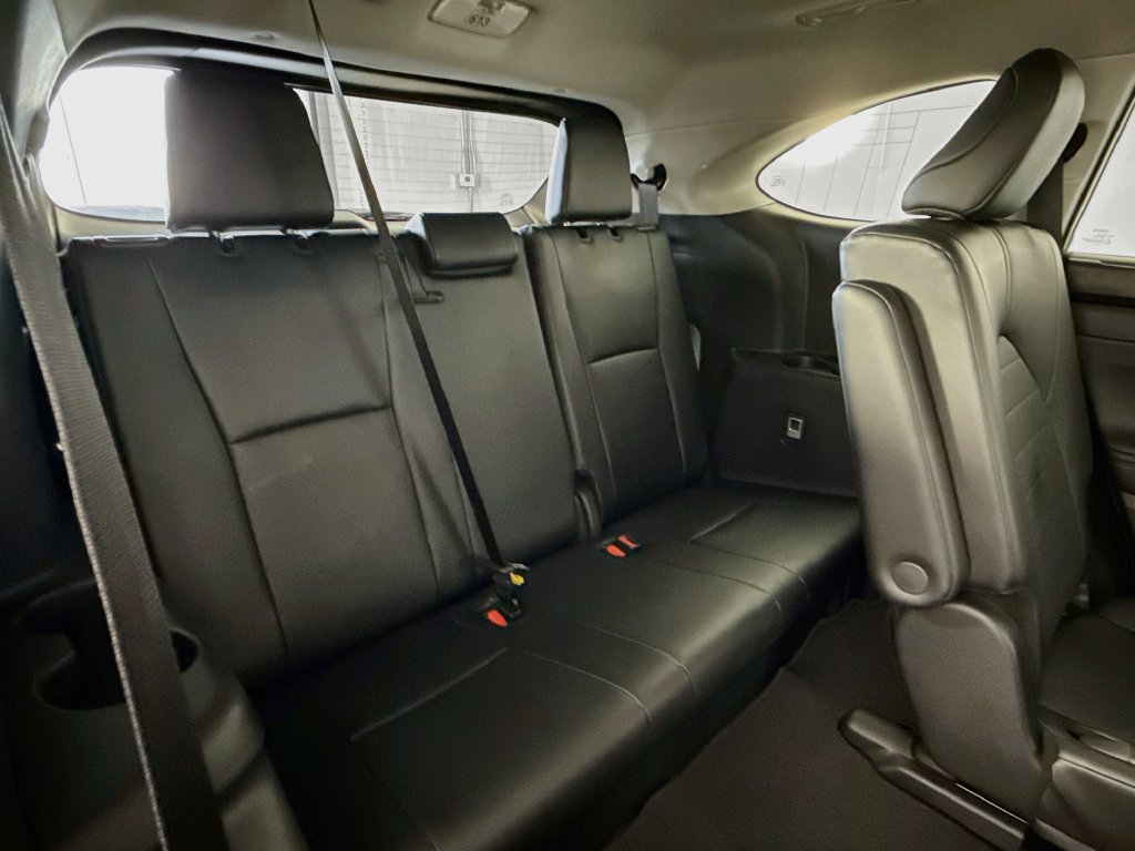 Used 2024 Toyota Highlander XLE FWD image 28
