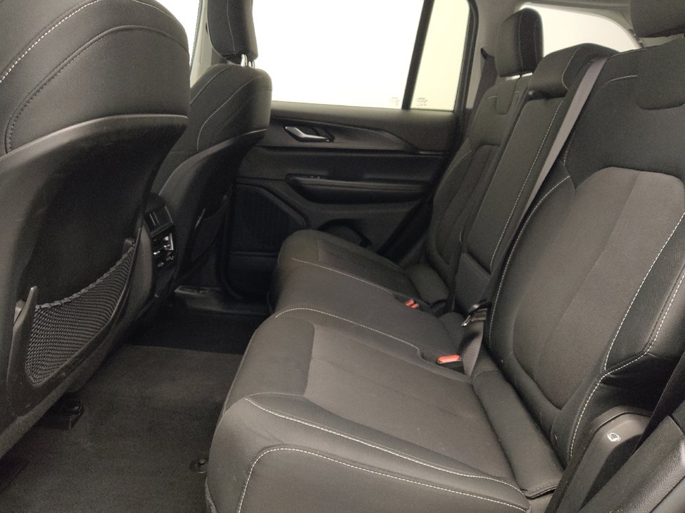 Used 2023 Jeep Grand Cherokee Laredo AWD/4WD image 18