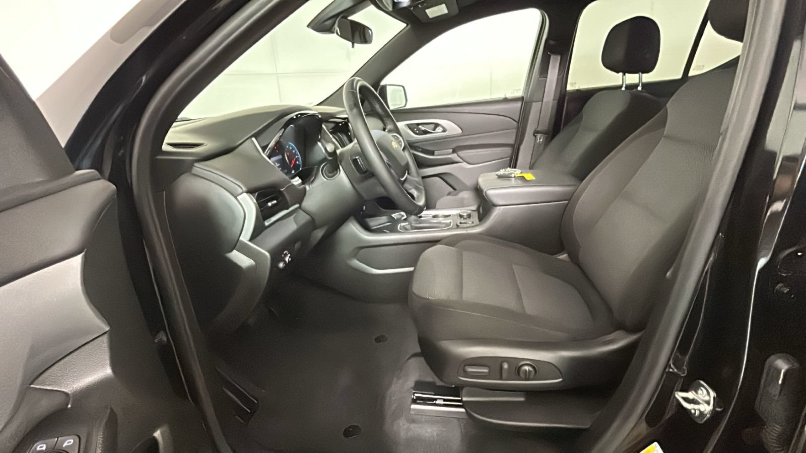 Used 2023 Chevrolet Traverse LT FWD image 13
