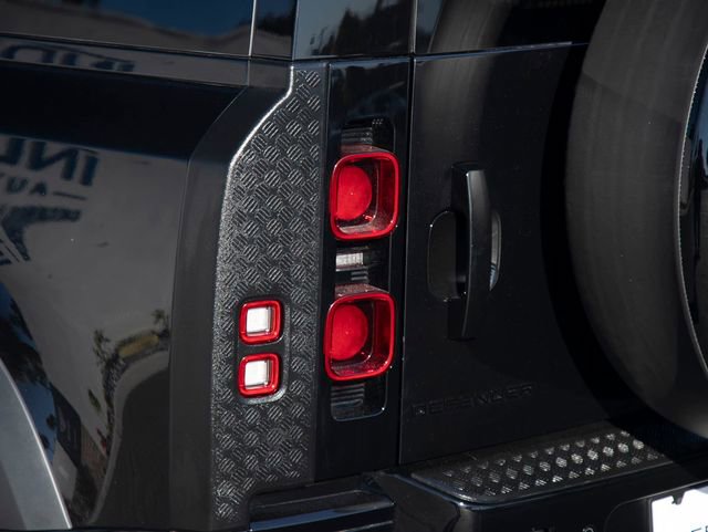 Used 2025 Land Rover Defender 90 X-Dynamic SE image 13