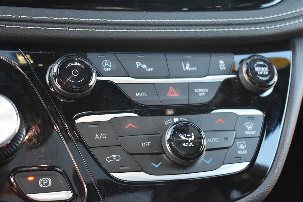 Used 2025 Chrysler Pacifica Limited FWD image 36