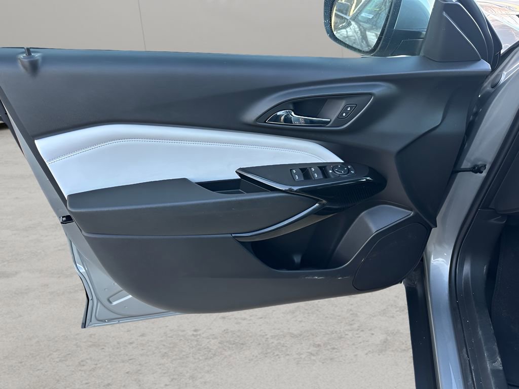 Used 2025 Chevrolet Trax LT w/ LT Convenience Package image 9