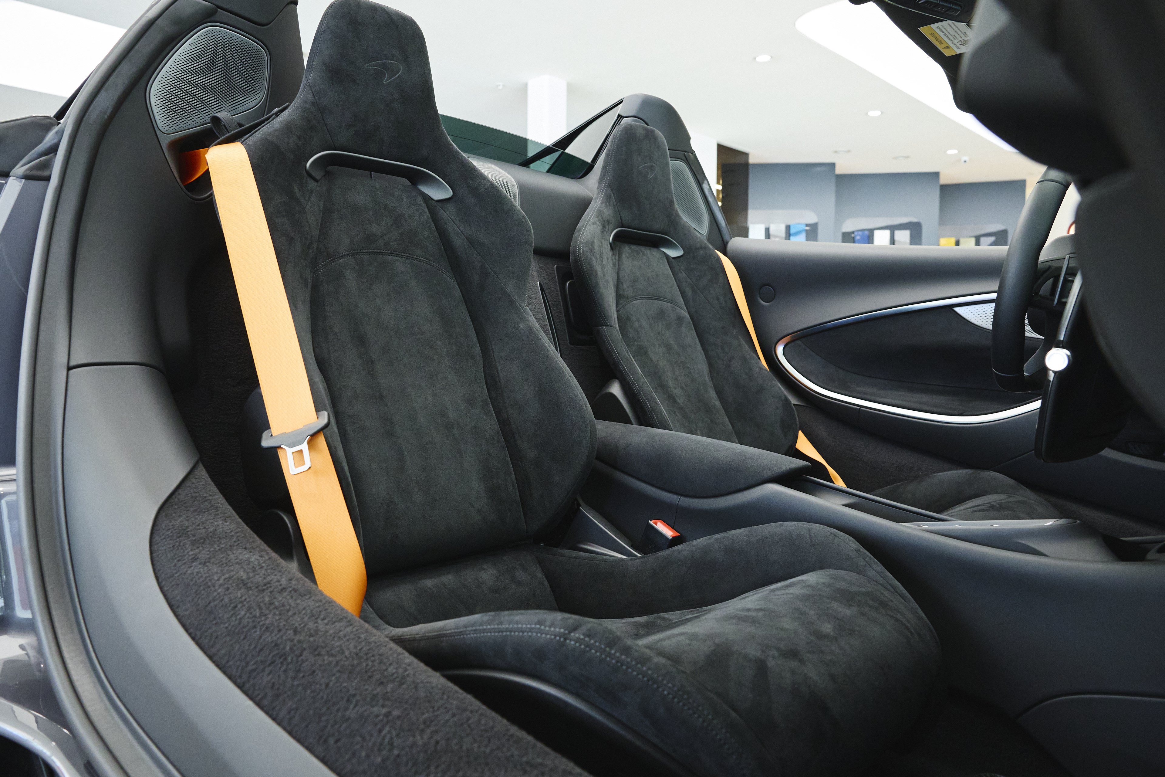 Used 2025 McLaren Artura Spider RWD image 36
