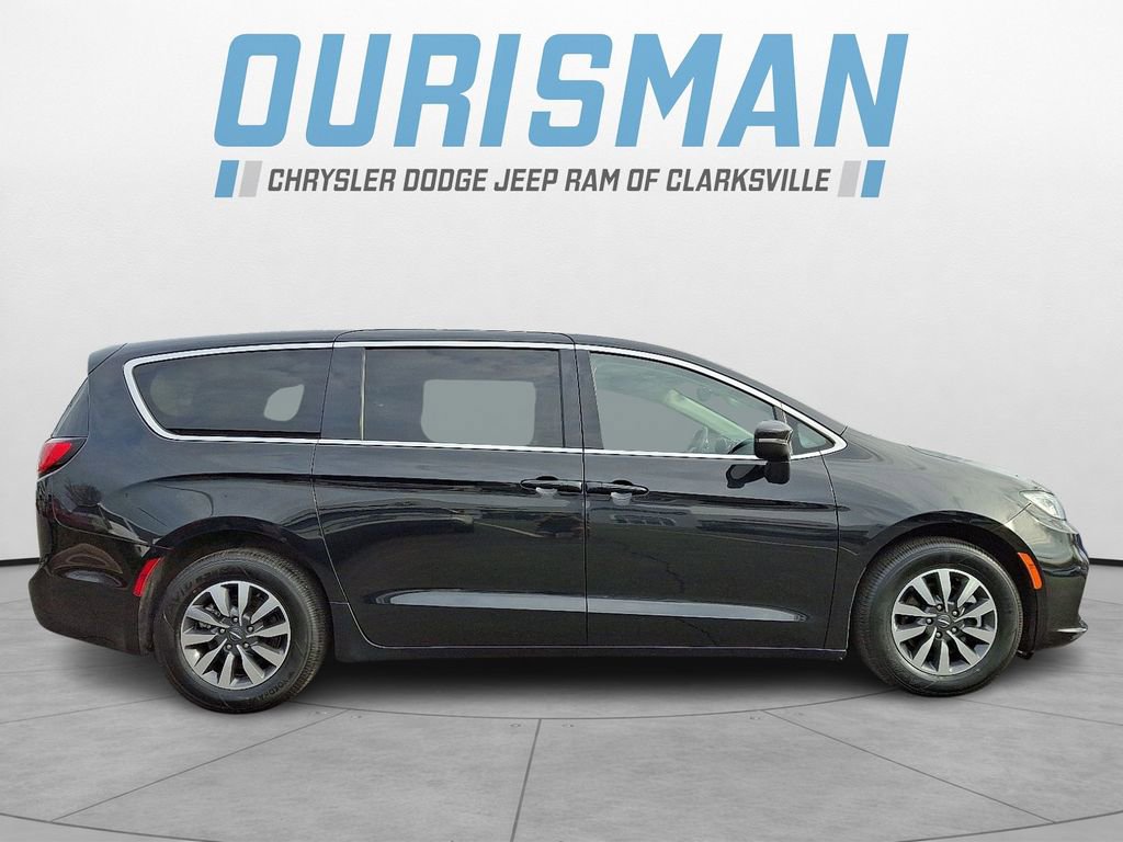 Used 2023 Chrysler Pacifica Touring-L image 7