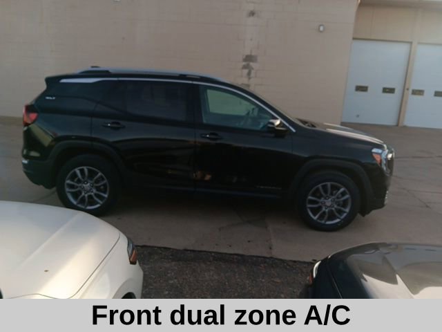 Used 2023 GMC Terrain SLT image 3