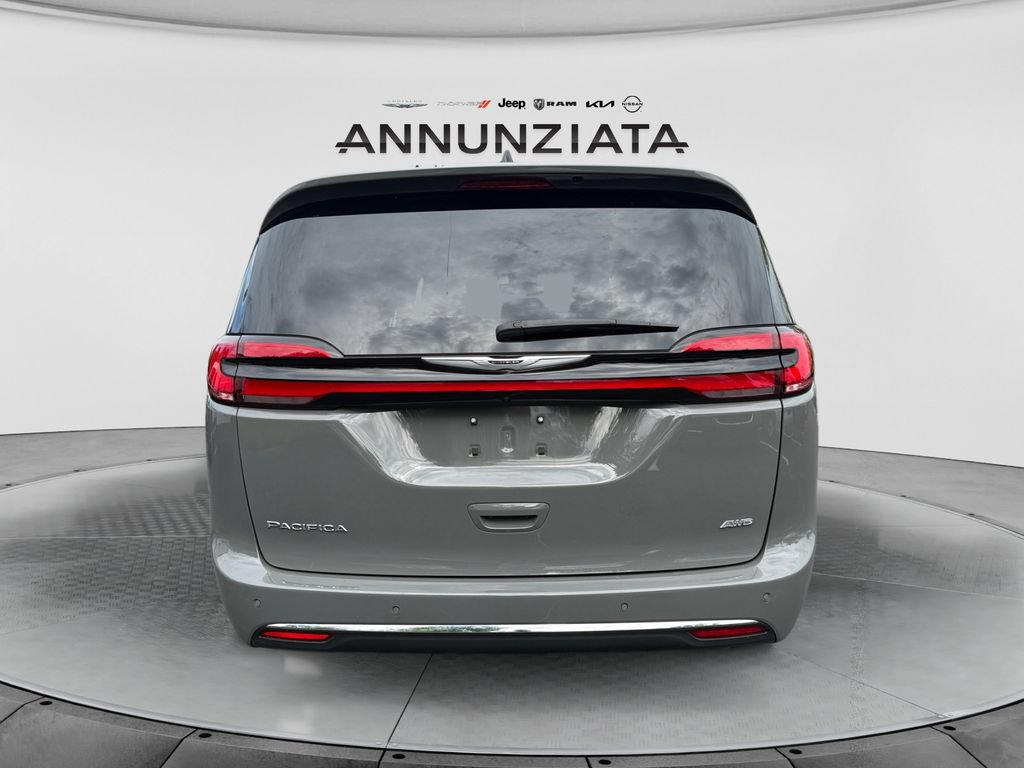 Used 2025 Chrysler Pacifica Select AWD/4WD image 4