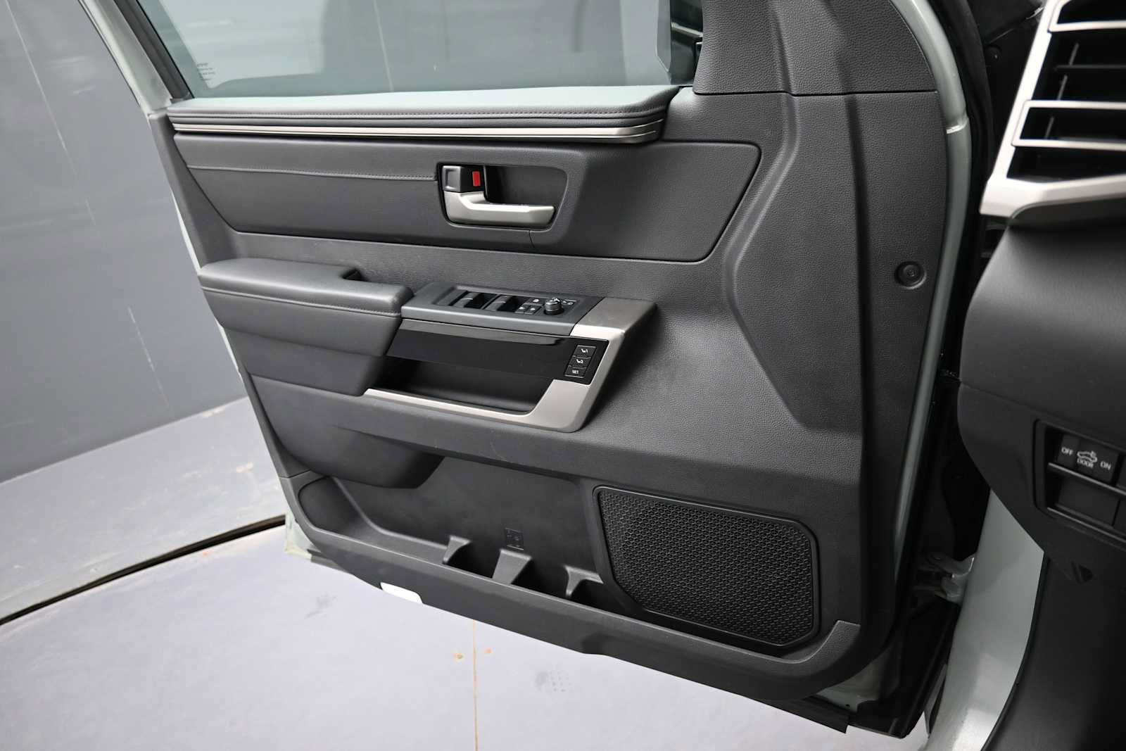 Used 2024 Toyota Tundra Limited AWD/4WD image 11