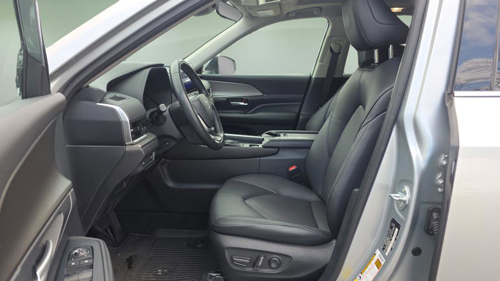 Used 2024 Toyota Grand Highlander XLE image 11