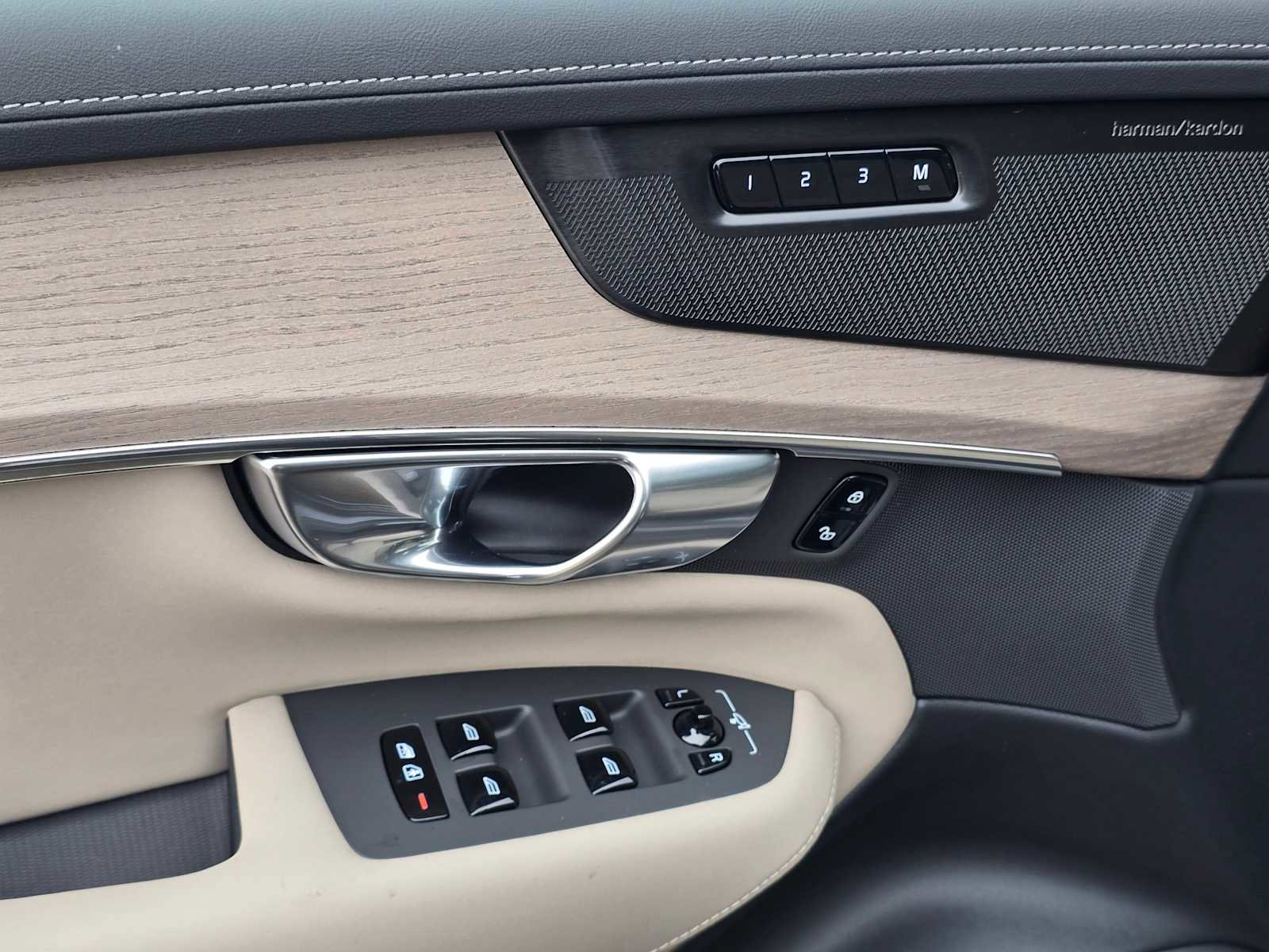 New 2026 Volvo XC90 T8 Plus w/ Protection Package Premier image 24