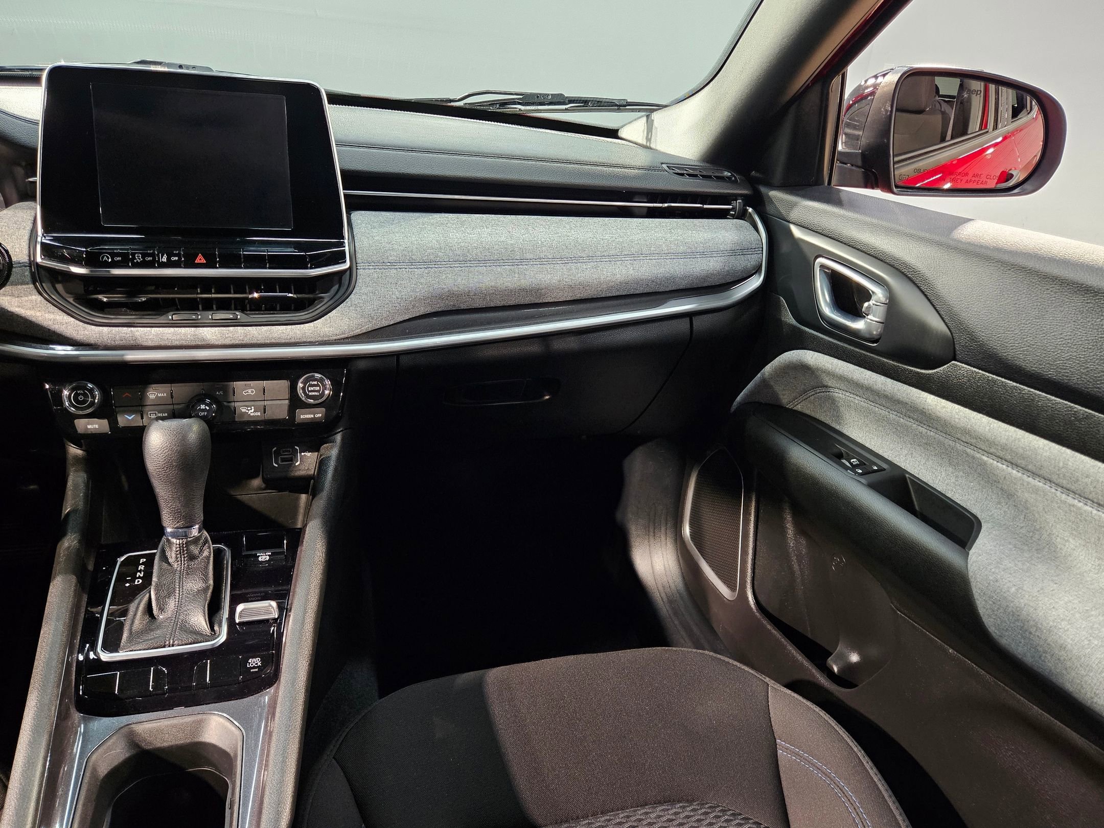 Used 2025 Jeep Compass Sport image 11