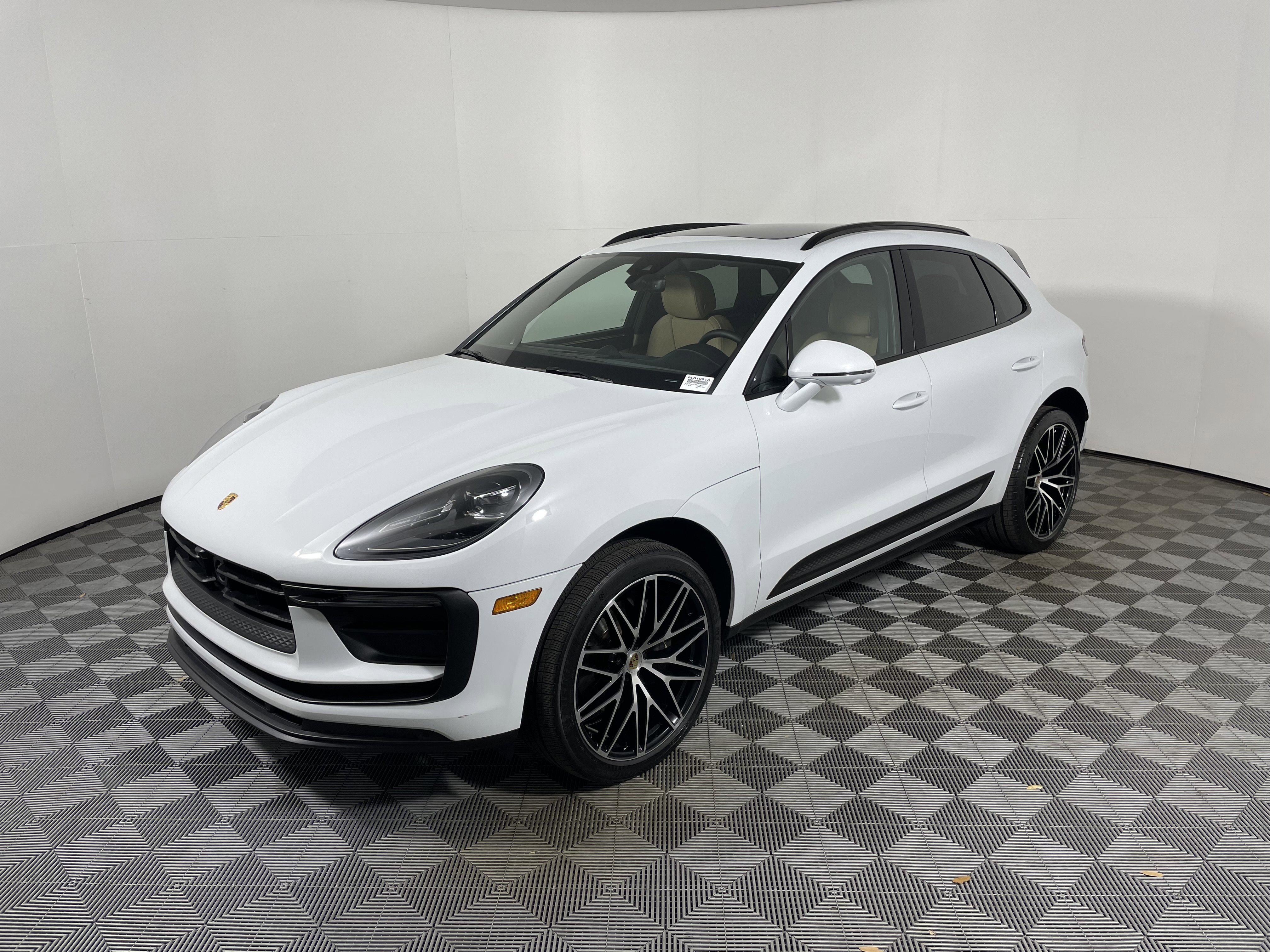 Certified 2023 Porsche Macan AWD/4WD image 11