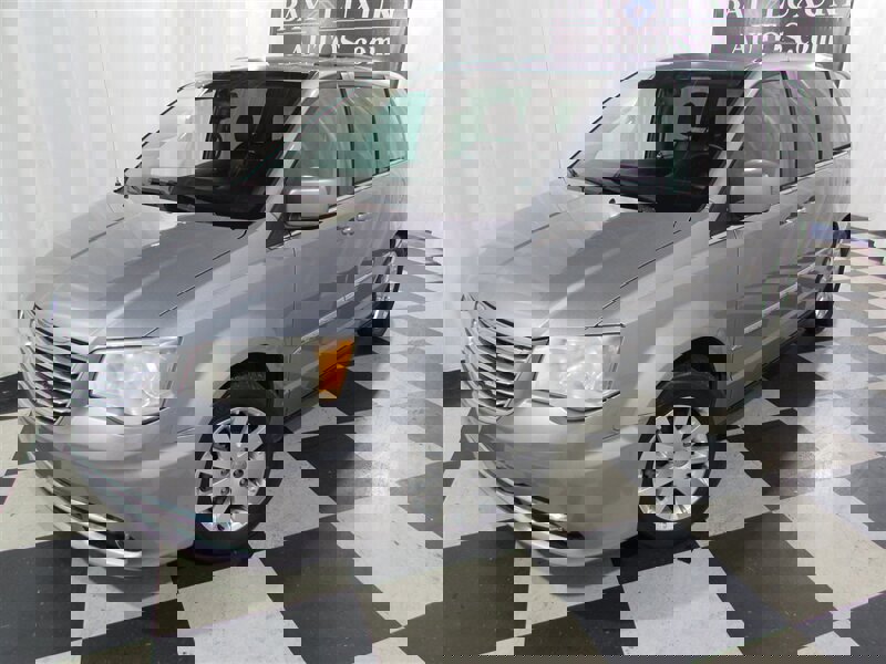 Used 2014 Chrysler Town & Country Touring image 4