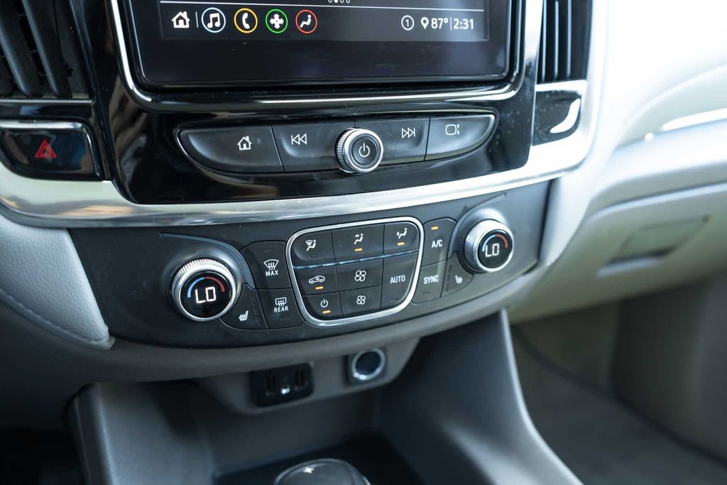 Used 2020 Chevrolet Traverse LT FWD image 18