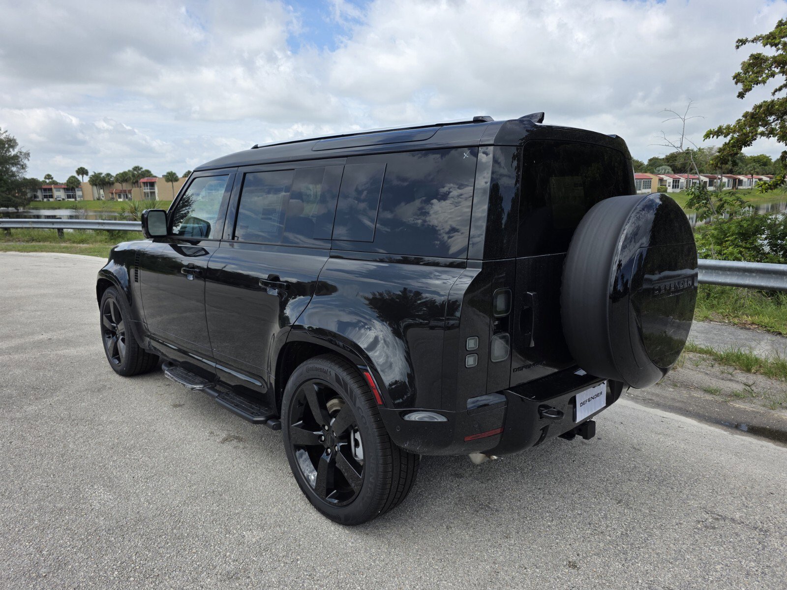 New 2026 Land Rover Defender 110 X-Dynamic SE AWD/4WD video 2