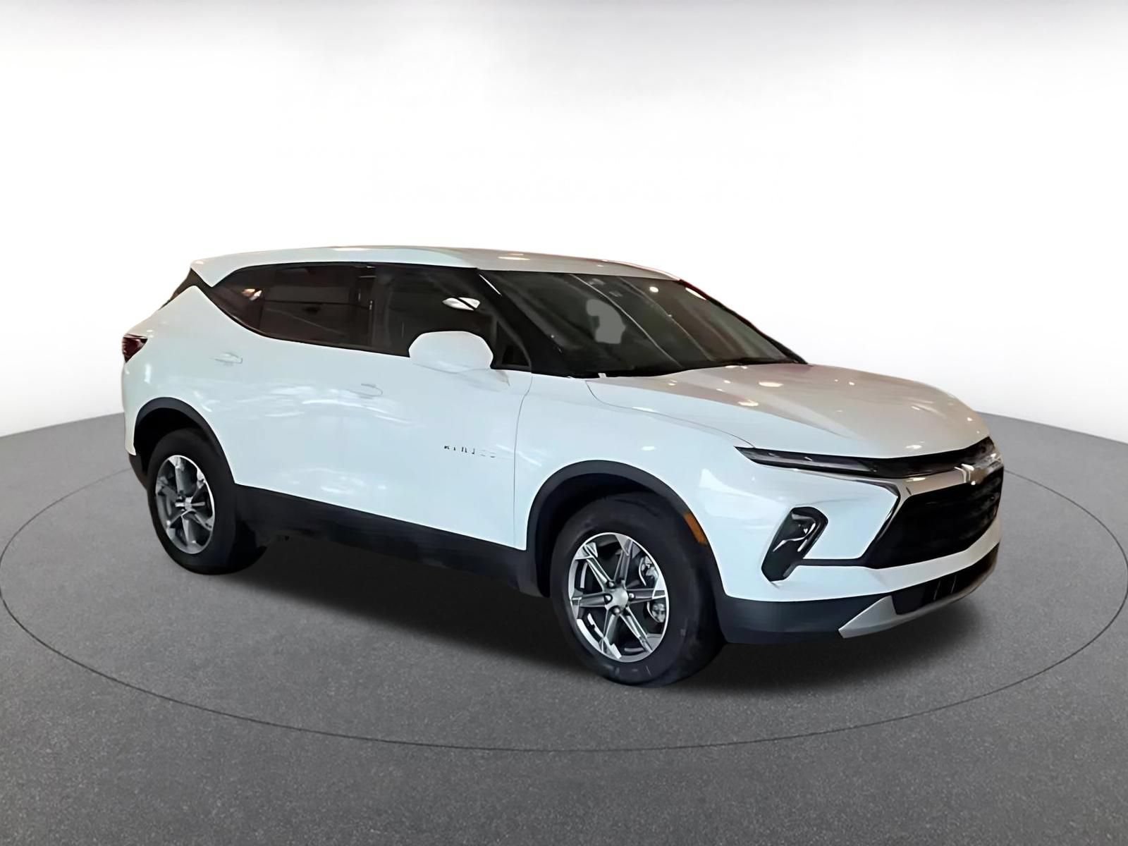 Used 2025 Chevrolet Blazer LT FWD image 2